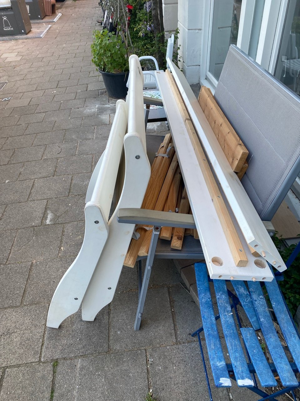 Houten IKEA bed, een persoons, eenvoudig in elkaar te zetten. Mee te nemen voor de liefhebber
