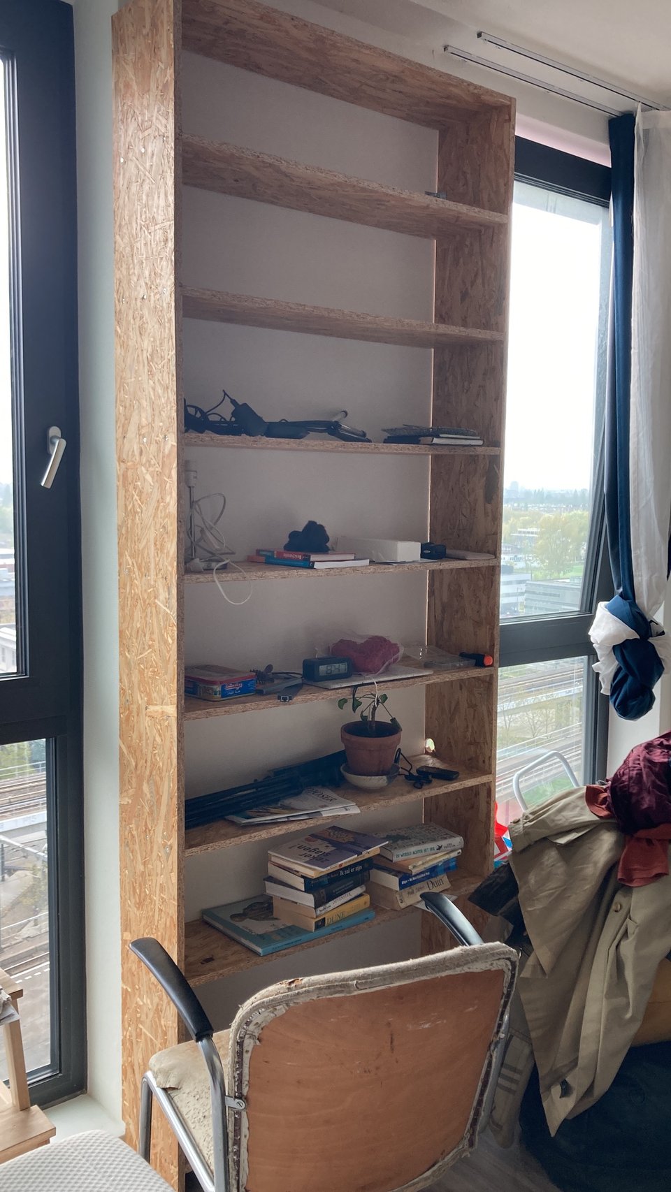 Big bookcase, mirror and small drawers. Needs to be picked up tomorrow! Contact me on instagram