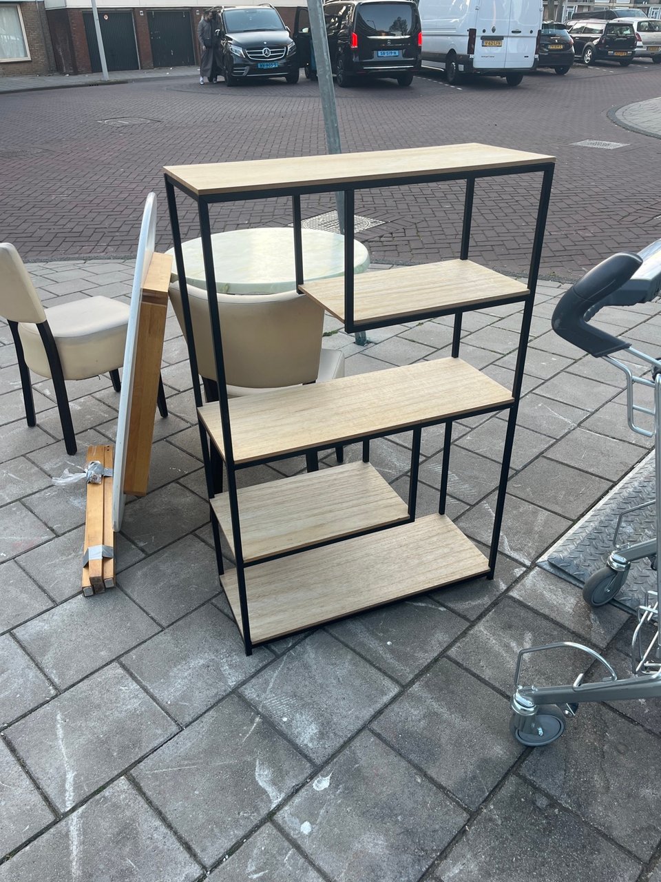 Ronde tafel en kastje