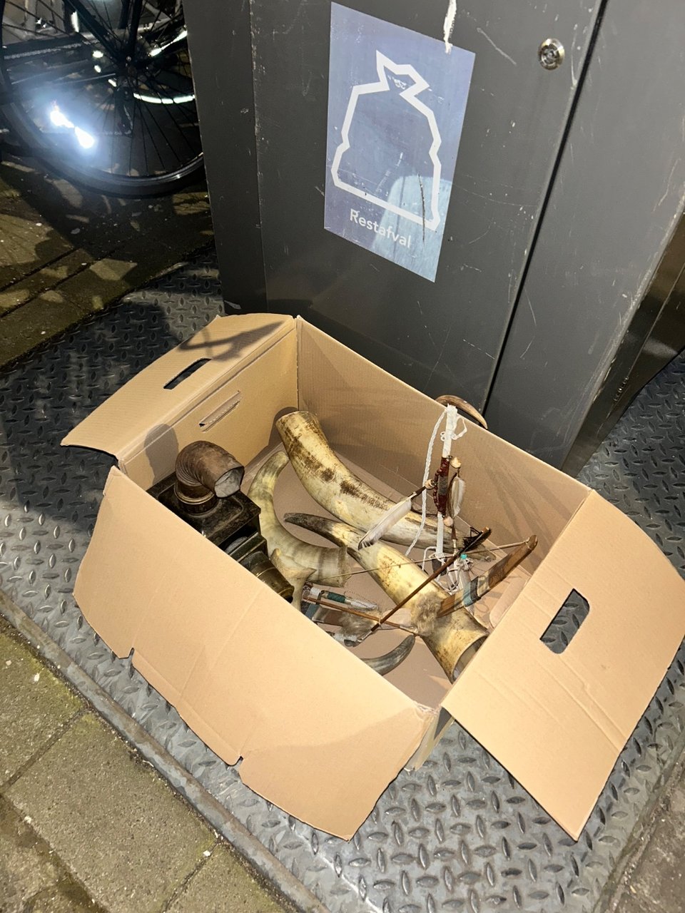Twee lampen kappen en soort slagtanden van dieren/olifanten