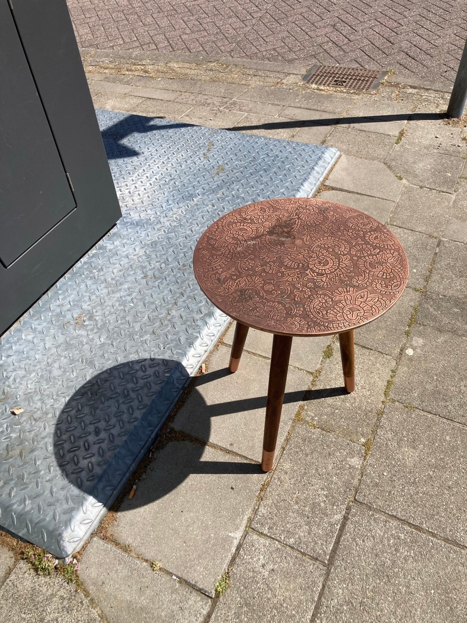 Bijzettafeltje met gebloemd metalen blad