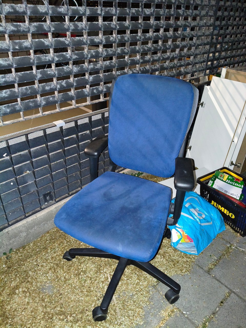 Ahrend office chair. Dusty but good condition otherwise.