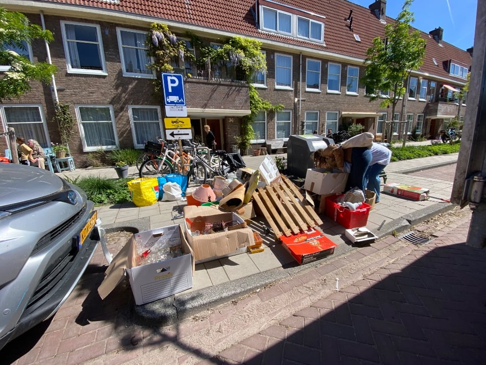 Van alles: glaswerk, lampen , schoonmaakmiddelen en een aardewerk kachel.