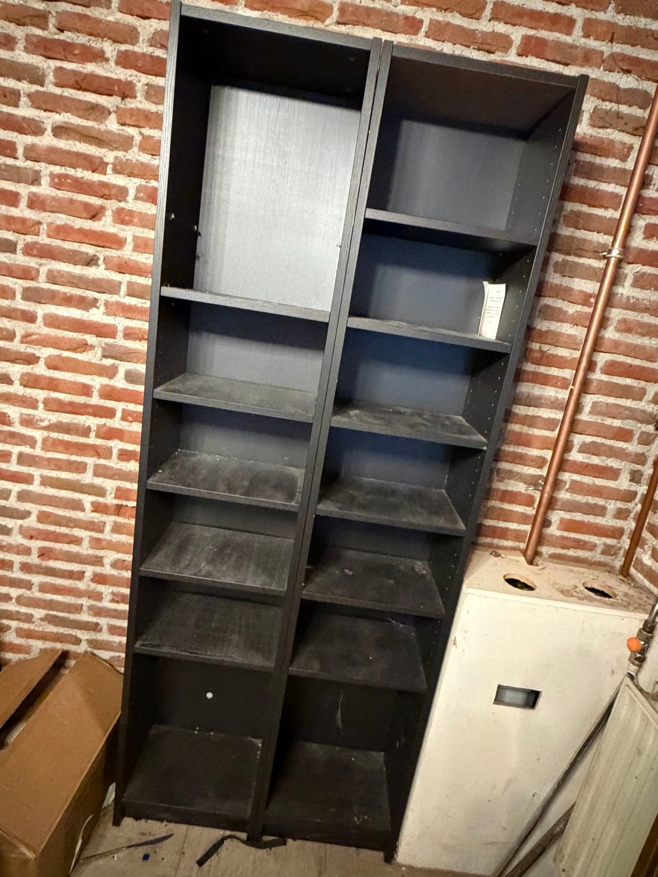 2 IKEA boekenkasten.