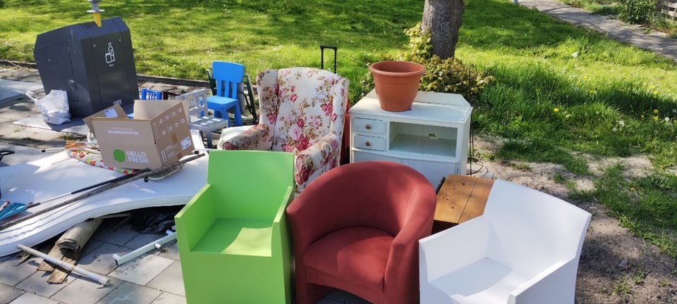 Mooie dekenkist, thee kastje, schoffel, kinderstoeltjes, oma fauteuil, lief kuipstoeltje