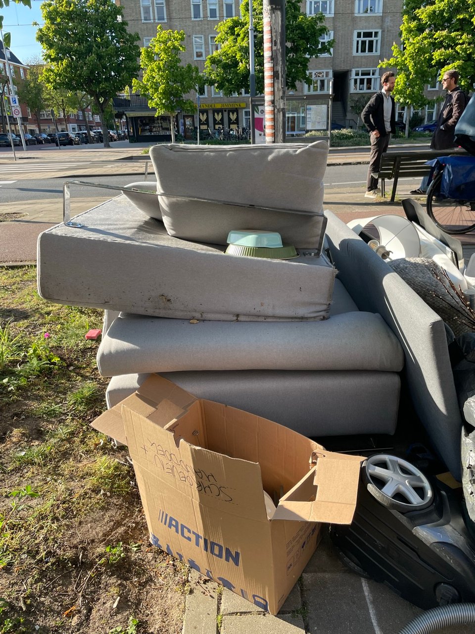 Bezig om een hele inboedel op straat te zetten. Banken, leuk oud kastje, vloerkleed, pannen, servies, stofzuiger. Alles gaat weg.