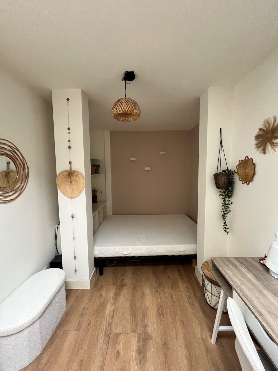 160 x 200 matras (1 jaar oud, goede staat!)  + bedframe. 2 Mei in de ochtend ophalen!!! Bericht bij interesse om een afspraak te maken