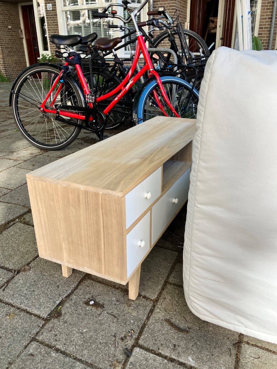 Lade kastje, uitklapbaar sofa bed en bank in prima staat. | Nice little drawer, sofa bed/chair and a couch, all in very good shape.