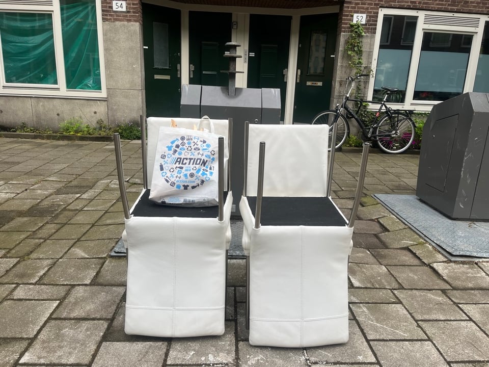 4x dining room chairs + bag with clothing hangers.