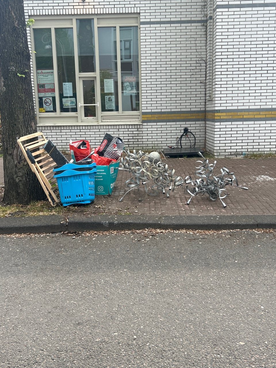 Lamps and bag of clothes/shoes