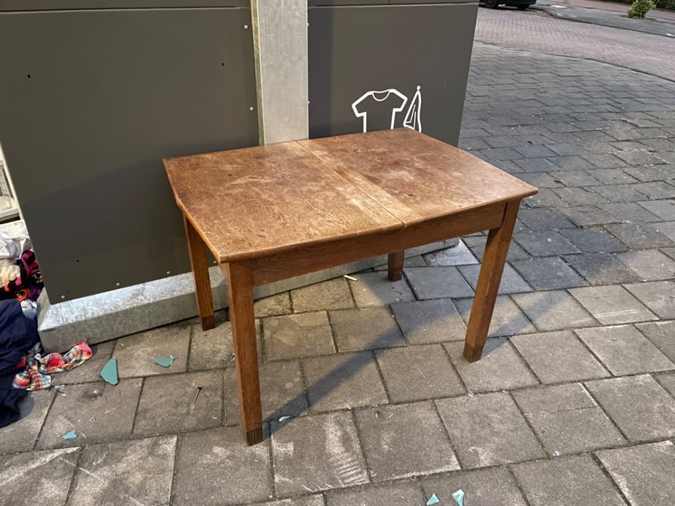 i think its missing the foldout panel, but still a very nice wooden table that needs a bit of oil