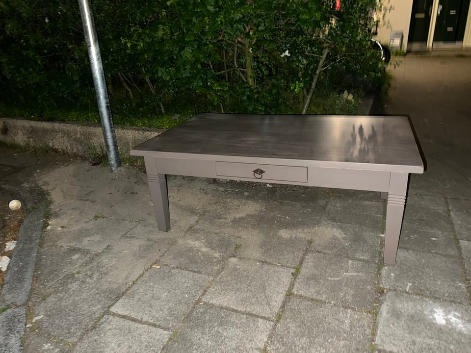 Salon tafel grijs, ziet er prima uit
