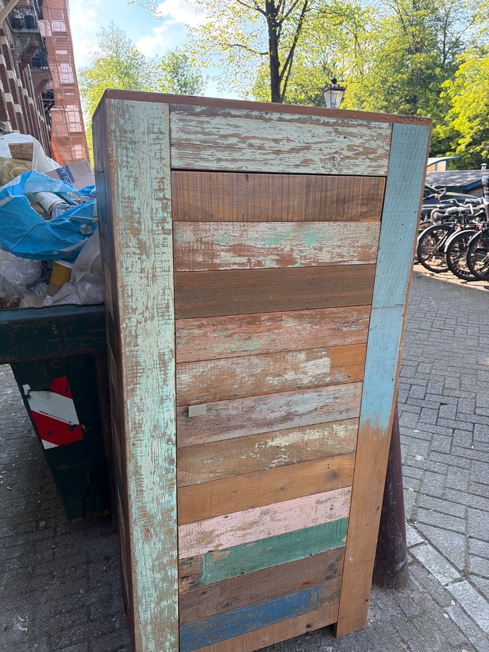 Juthoutenkast, was te groot om in de auto mee te nemen. Redelijk zwaar