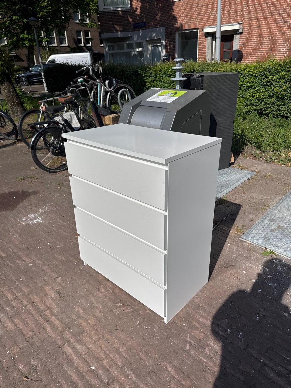 Ikea kast gebruikt, krassen maar kan zeker nog een ronde mee.
