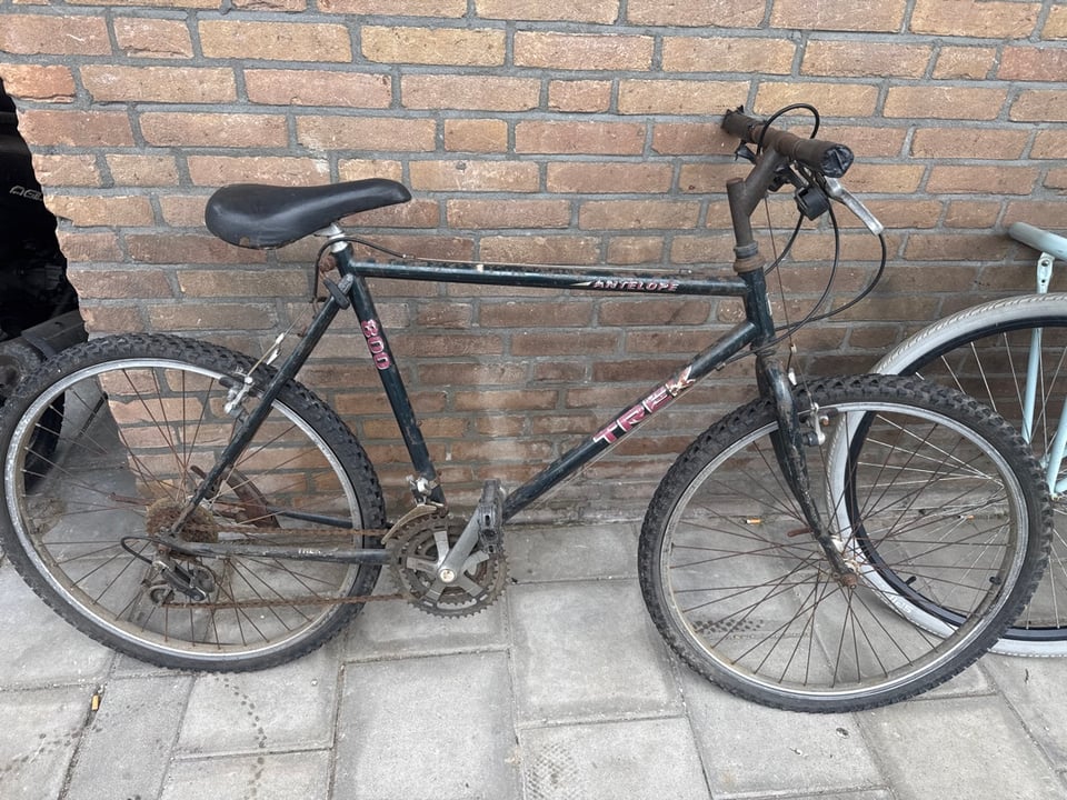 Trek Antelope 800 Mountain Bike complete but needs a service 
Maasluisstraat corner Rijkswijkstraat