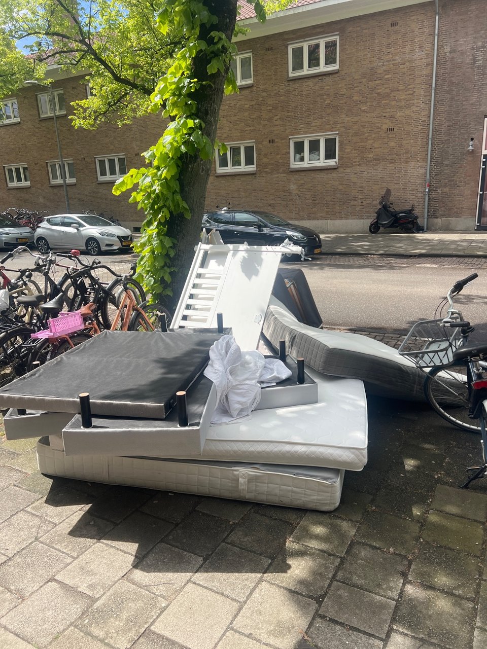 Bedden (onderstel en matrassen) gevonden op de Orteliusstraat
