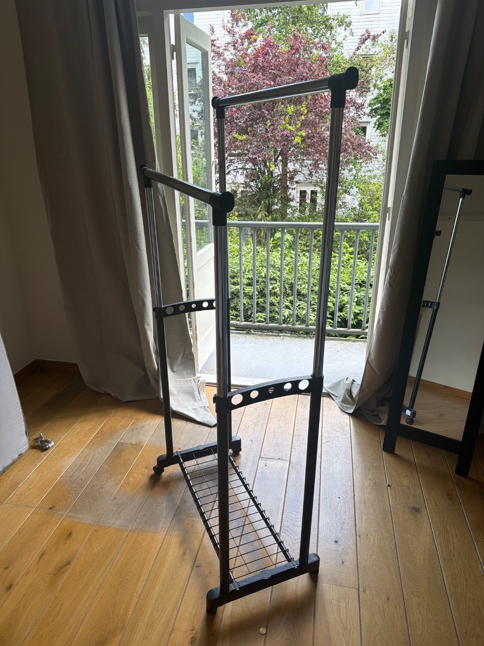 Clothing rack free to pick up!