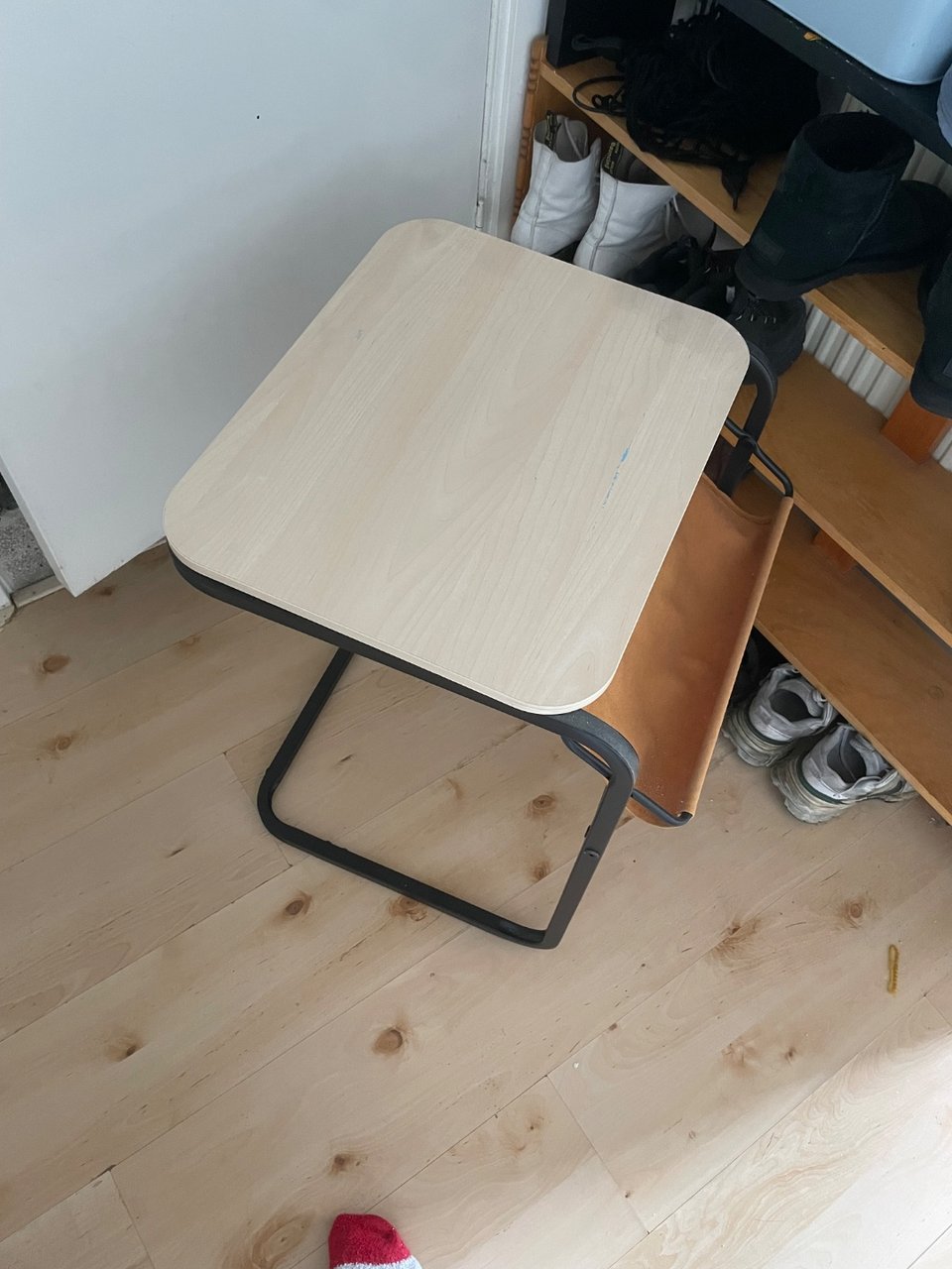 Little side table, nice for working or eating on the couch/bed