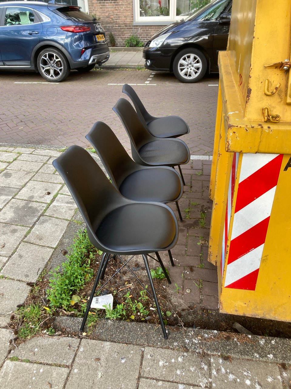 Set of 4 chairs, 3 in very good conditions, the other accettable