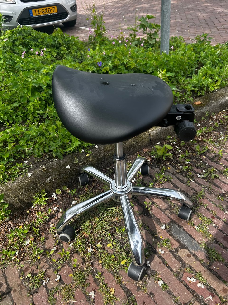 Zadelkruk. Rugleuning ligt er apart bij. Kreeg ik er niet opgeschoven, even 2 paar handen voor nodig.