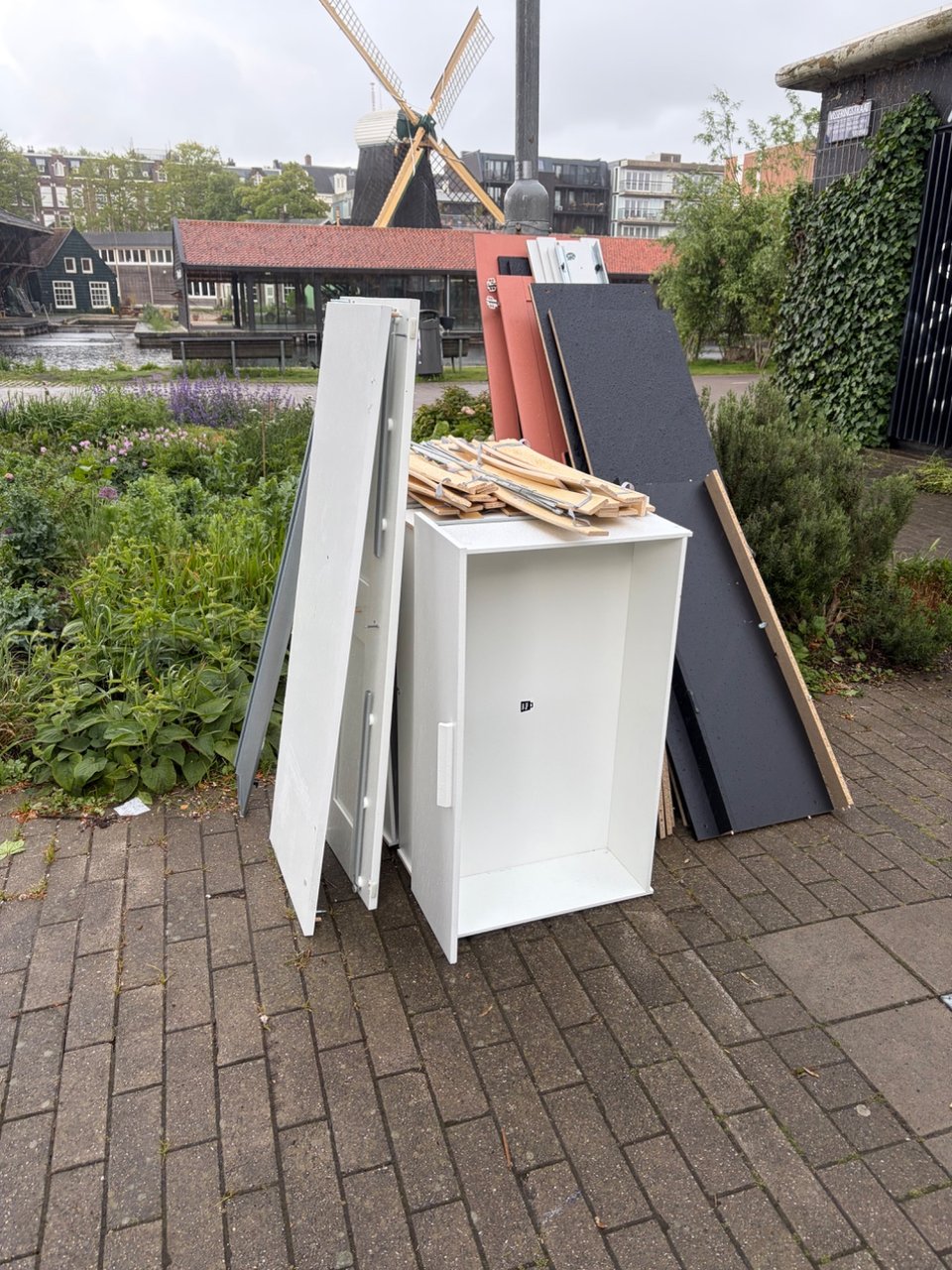 Ikea brimnes bed en ikea kast roze gratis op te halen met schroeven