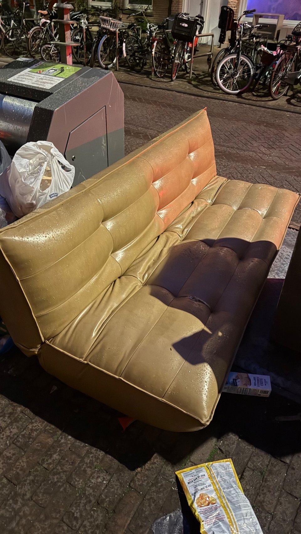 I am SO bummed i dont have space or transport for this couch. Please save this one!