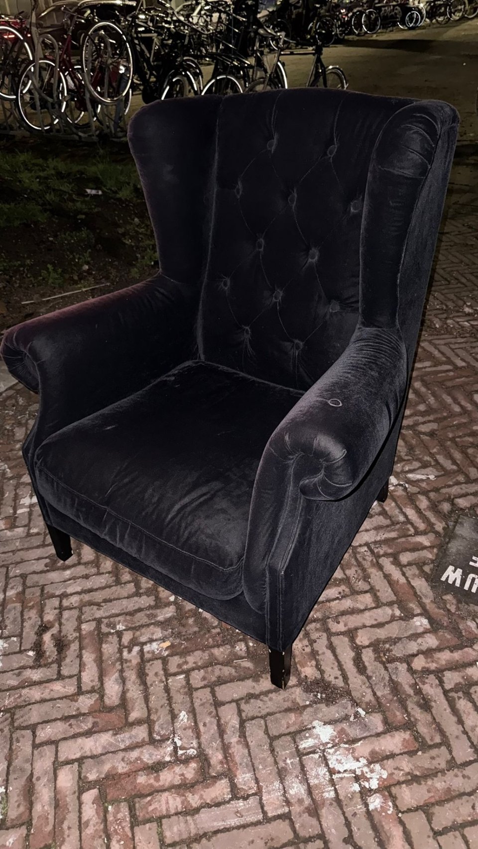 Nu op de hoek van de Louise Colignystraat en de Bestevaerstraat. Please pick up before it rains.