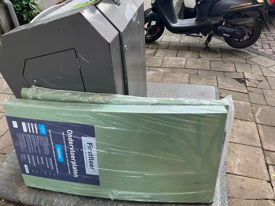 Ondervloerplaten - geschikt voor laminaat, parket, vloerdelen en tapijt. 
ISOLINE, speciaal geschikt voor betonnen en houten vloeren. 2 pakken (2x 7,2m2)