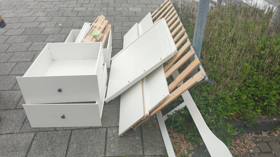 Een eenpersoonsbed met lades, in zeer goede staat.

One person bed with drawers, very good conditions