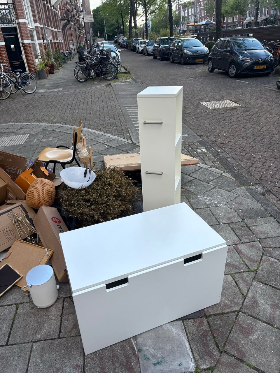 2 witte ikea kasten, 1 met grote la