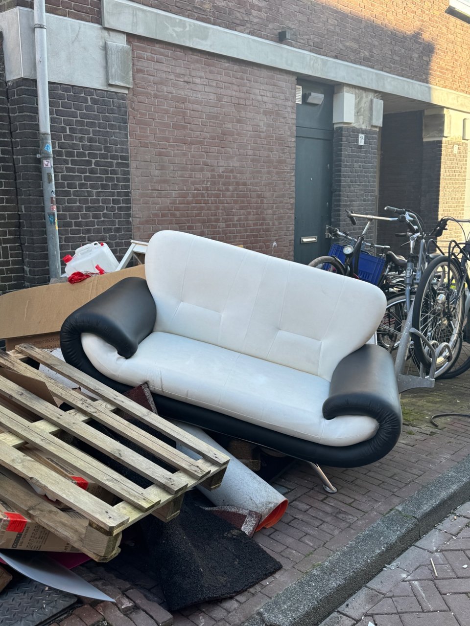 leuk bankje zwart wit met rvs poot