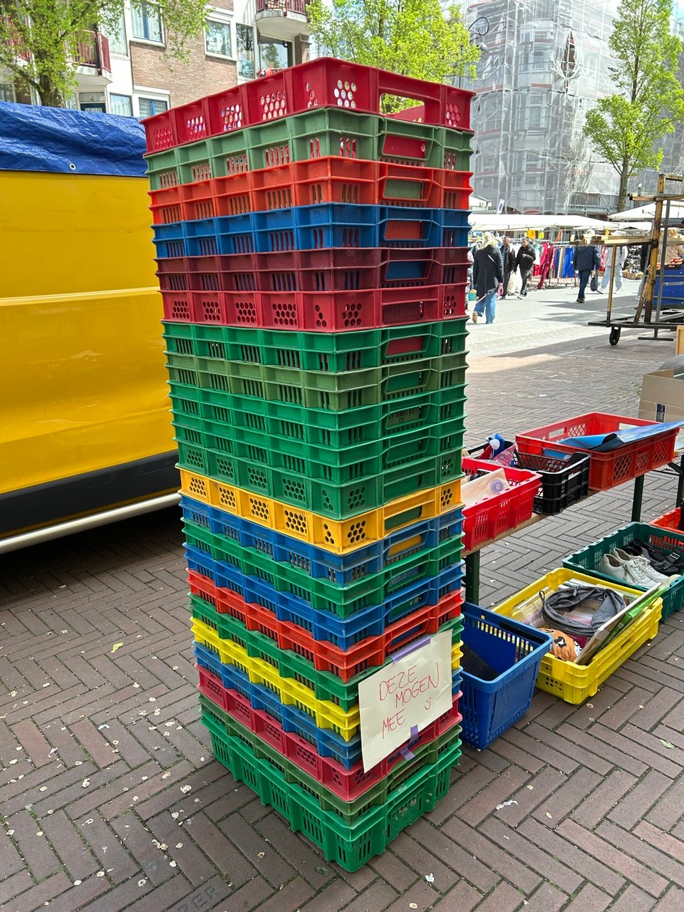 Stapel met kratten aan het Afvalpaleis