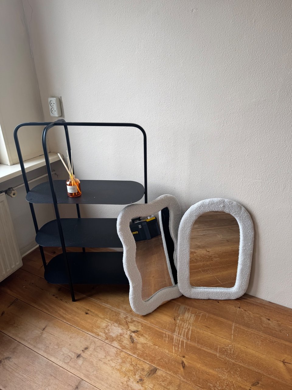 Side table, speigels en andere deco