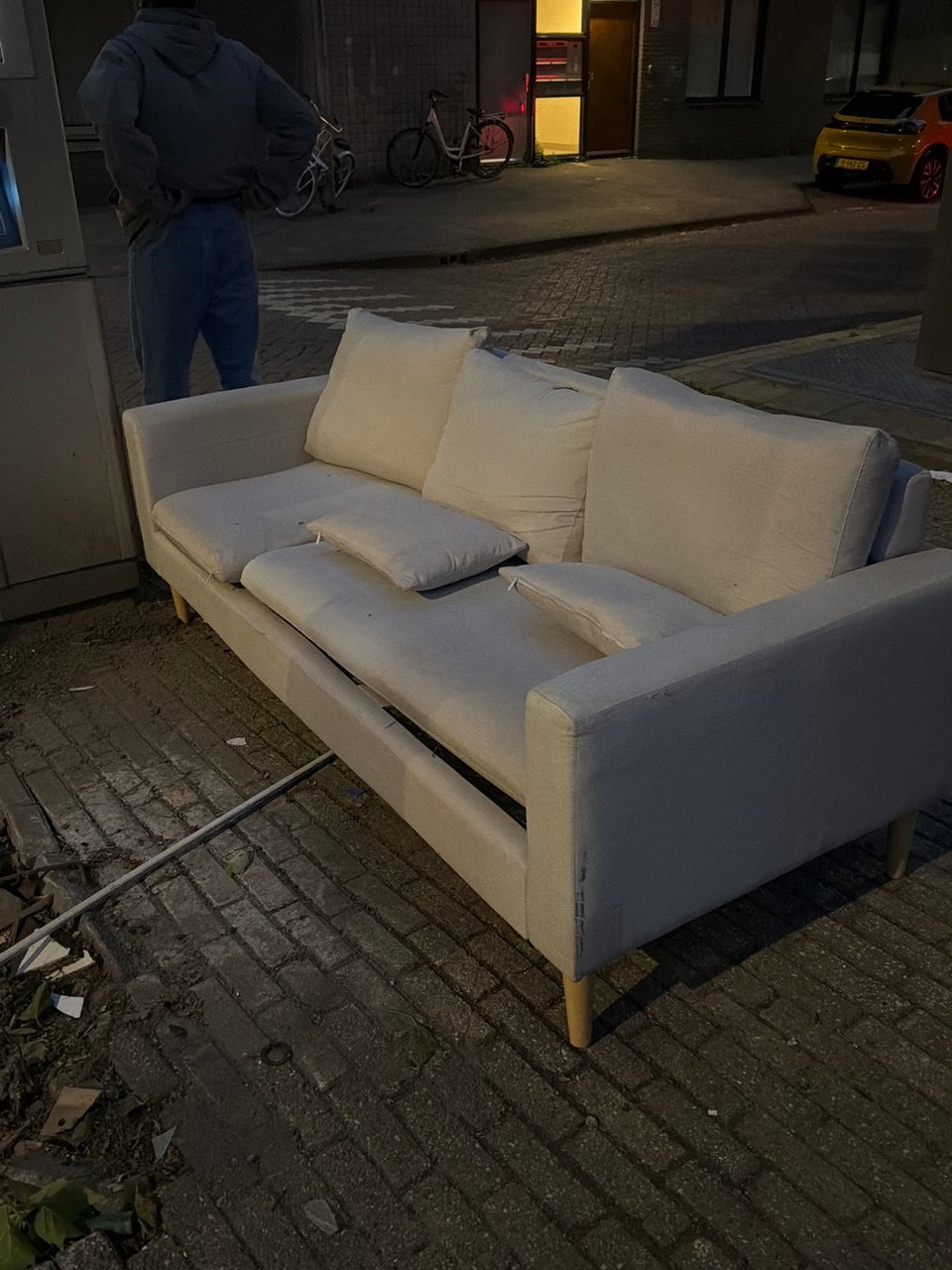 Sofa 3 seater good condition 
Behind Czaar Peterstaat 103
