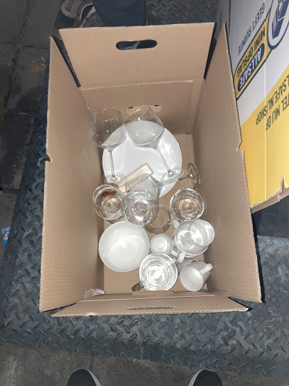Nice large wine glasses and some cups hema. Naast de vuilnisbak.
