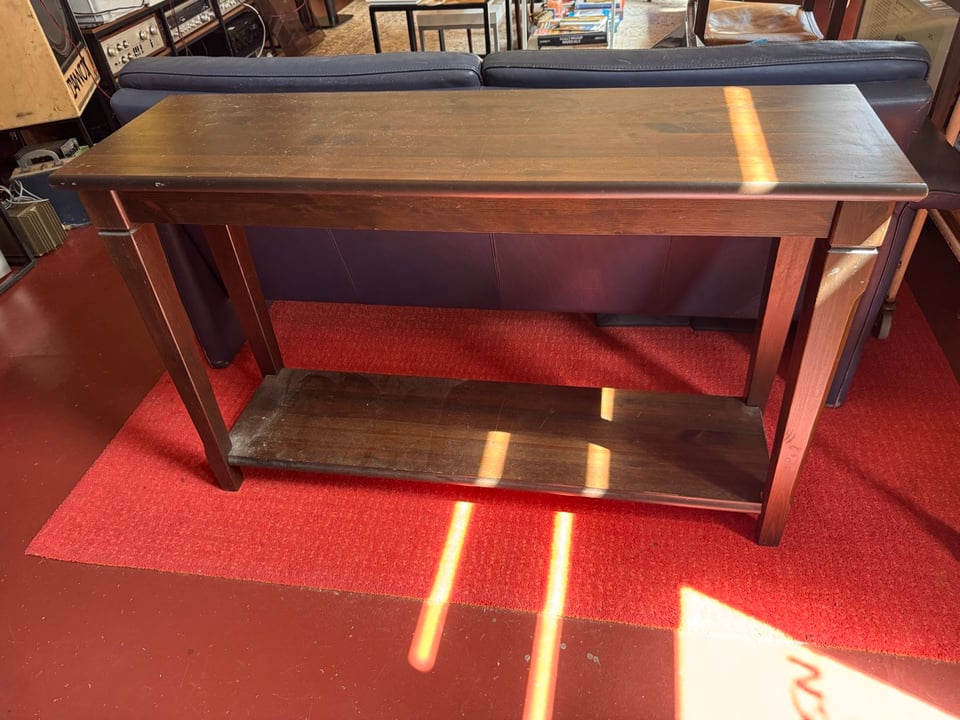 Wood Narrow table 130x35x70
Available at the shop this Saturday and Sunday and then we’ll be thrown out
Available at Vintarista. Van der Hoopstraat 52A