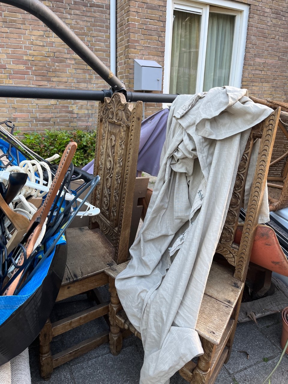 Heel veel huisraad , mooie stoelen, stellingkast