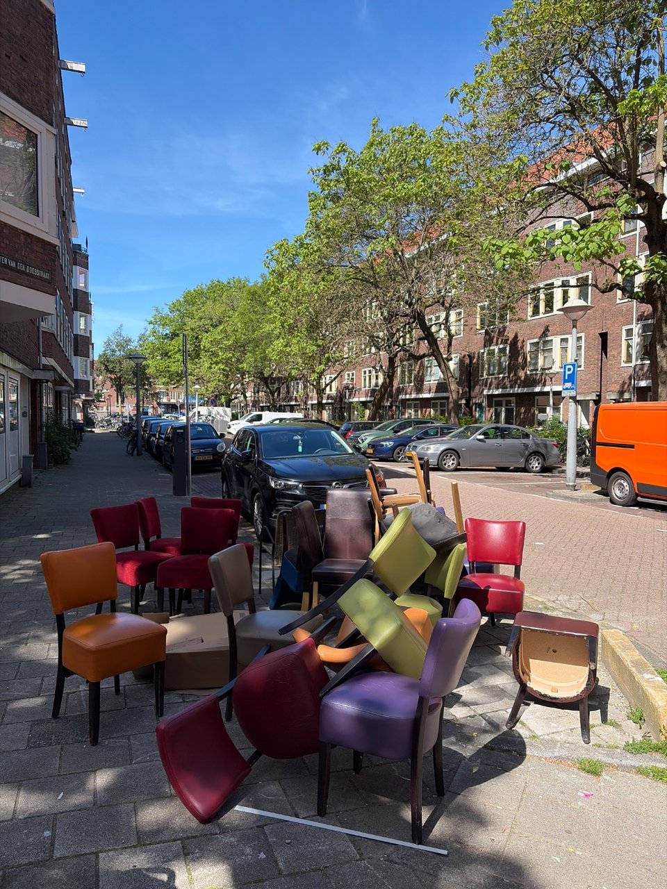 Stapels stoelen